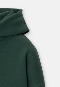 Sweat à capuche vert foncé avec coutures visibles sur l'épaule et la capuche, présenté sur un fond blanc uni.