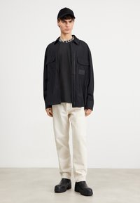 Lacoste CORE ACTIVE - Nyomott mintás póló - black