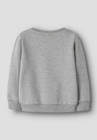 Šedá mikina s kulatým výstřihem, dlouhými rukávy a žebrovanými manžetami. Vyrobena z měkké, texturované látky bez viditelných vzorů či akcentů.