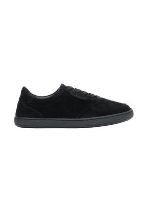 Czarny niski zamszowy sneaker z dopasowanymi sznurowadłami i płaską gumową podeszwą, widoczny z boku na białym tle.