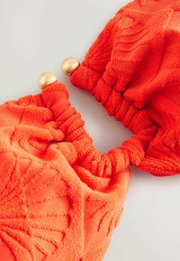 Bikini augšdaļa - red shell jacquard