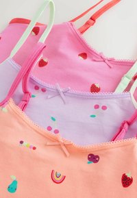 Trois camisoles colorées pour filles avec des imprimés de fruits et d'arc-en-ciel, en rose, lavande et pêche, avec de petits nœuds devant.