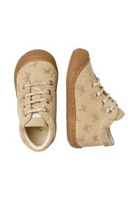 Chaussures en suède beige avec un design à motifs, dotées d'une semelle en caoutchouc, d'un bout rond et de lacets dorés, vues de dessus et de côté.