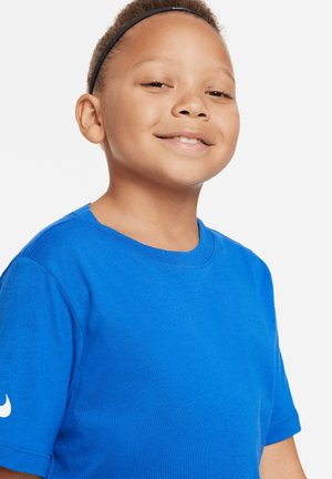 T-shirt in cotone blu con girocollo, maniche corte e un dettaglio logo bianco sulla manica sinistra. Tessuto morbido e design casual.