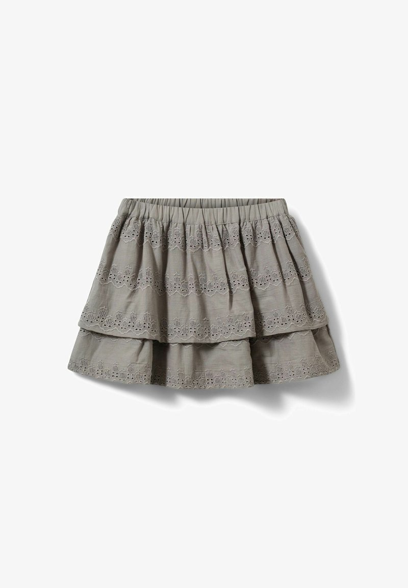 Jupe grise à couches avec une taille élastique, ornée d'une bordure en dentelle le long des volants. Fabriquée en tissu léger avec une texture douce.