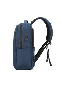 Zaino blu con spallacci imbottiti, porta USB laterale e numerosi scomparti con zip, in posizione verticale su uno sfondo bianco.