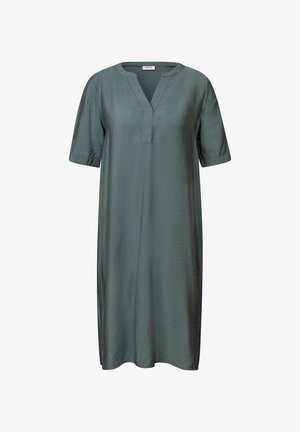 Zelené šaty do délky ke kolenům vyrobené z hladké látky, s výstřihem do V a krátkými překrývanými rukávy. Jednoduchý design bez vzorů nebo ozdob.