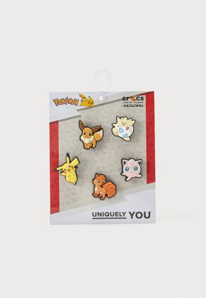 Vijf Pokémon-thema schoenbedels met Pikachu, Eevee, Togepi, Vulpix en Jigglypuff op merkverpakking met een Pokémon-logo.