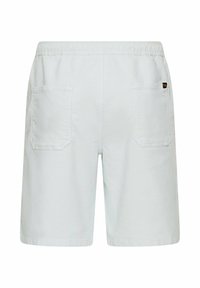 Witte casual shorts met een elastische tailleband en twee achterzakken, waarvan één met een klein zwart-oranje label.