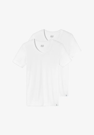 Zwei weiße Baumwoll-T-Shirts mit kurzen Ärmeln und V-Ausschnitt. Jedes Shirt hat ein Etikett am unteren Rand mit einem blauen Akzent.