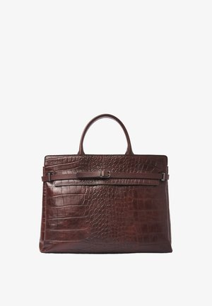 Donkerbruine leren handtas met krokodillenstructuur, enkele bovenste handgreep en een smalle horizontale band met een metalen gesp aan de voorkant.