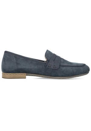 Mocassini di suede blu scuro con un tacco di legno basso, caratterizzati da un design a fascia incrociata e dettagli cuciti lungo i bordi.