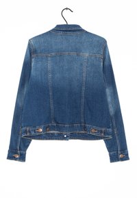 Veste en denim bleu moyen avec finition délavée. Comprend un col, des poignets boutonnés et deux poches avant avec des détails en cuivre.