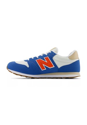 Blauer und weißer Sportschuh mit einem Obermaterial aus Netzstoff und Wildleder. Merkmale sind ein auffälliges oranges "N"-Logo, weiße Schnürsenkel und eine leichte, graue Sohle.