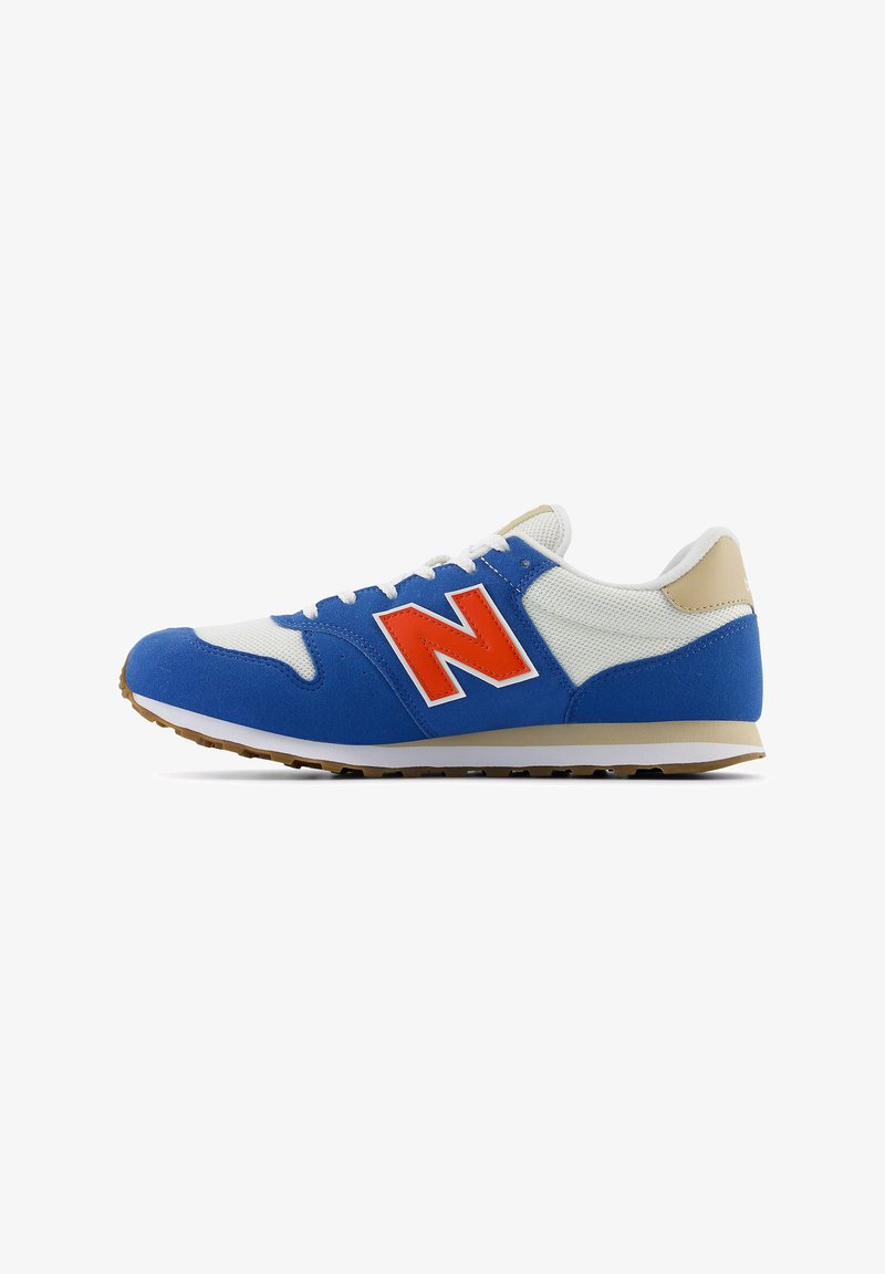 Baskets de sport bleu et blanc avec une tige en mesh et en cuir suédé. Présente un logo orange "N" bien visible, des lacets blancs et une semelle légère grise.