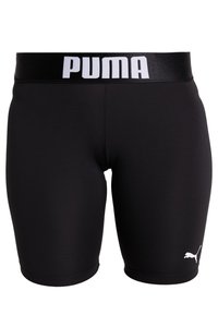 Czarne sportowe szorty wykonane z elastycznego materiału, z szerokim czarnym paskiem w talii, z białym logo "PUMA" oraz małym białym znakiem z boku.
