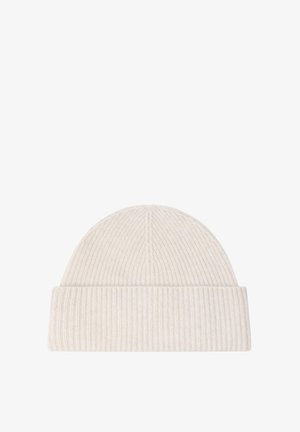 Beige geribbelde gebreide beanie met een omgeslagen rand, gemaakt van zacht materiaal, met verticale lijnen en een naadloze kroonontwerp.