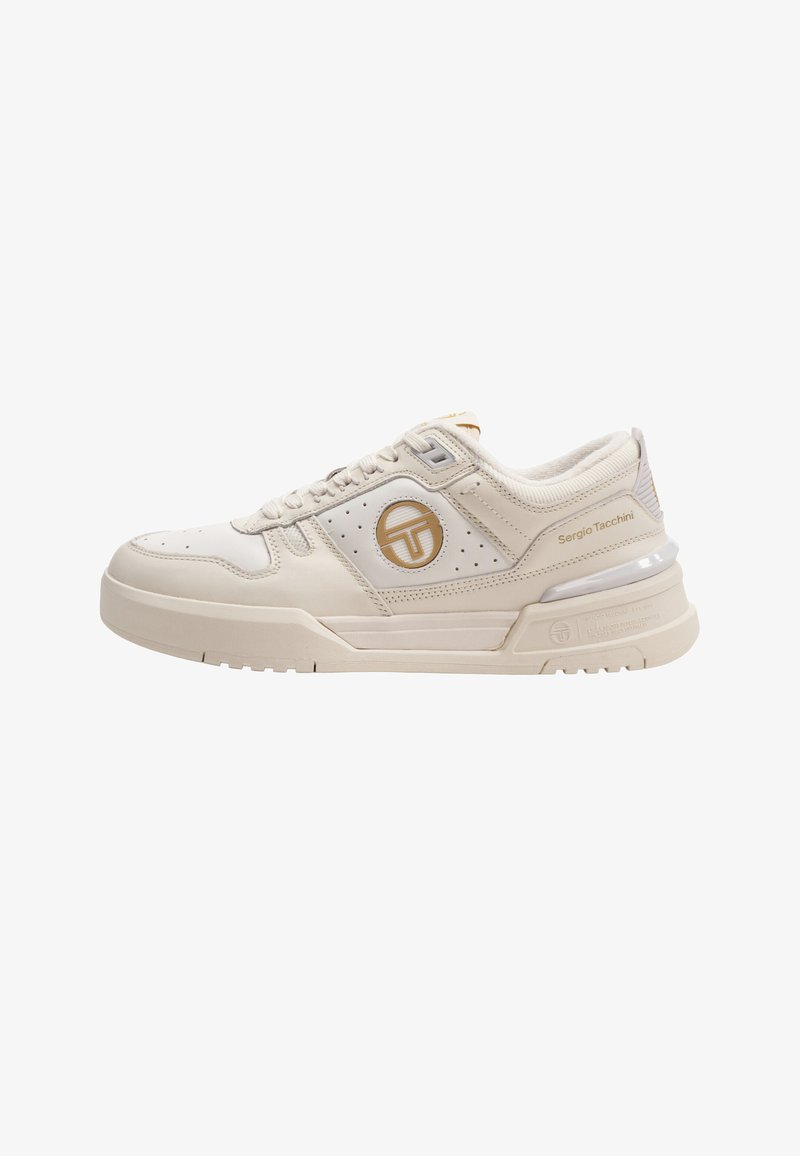 Beige sneakers i lav modell med snøring foran, polstret krage, gullfarget Sergio Tacchini-logo på siden og teksturert gummisåle.