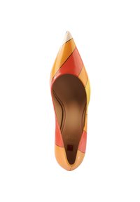 Spids tå pumper med et flerfarvet design i orange og gul, med en blank finish og en tan inderside. Ingen synlig branding.