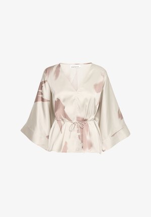 Tejfehér blúz selymes anyagból, V-nyakkal, széles ujjakkal és állítható derékrésszel. Absztrakt rózsaszín ecsetvonás mintákkal díszítve.