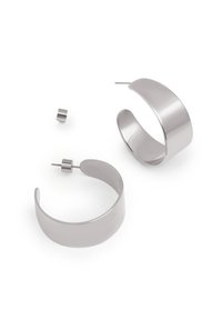 Aretes de aro de plata con un acabado pulido, que presentan un tornillo cilíndrico para el cierre. Los aros son anchos y tienen contornos suaves.