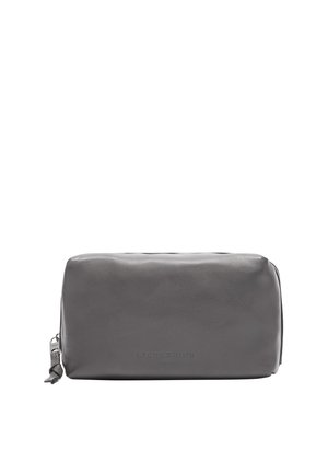 Neceser de piel gris con forma rectangular, textura suave y cierre de cremallera. Presenta el nombre de la marca grabado en relieve en la parte frontal.