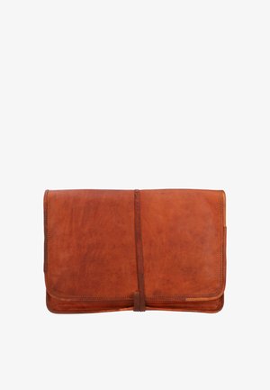 Pochette in pelle marrone piegata con chiusura a tracolla avvolgente e cuciture visibili su una superficie liscia e strutturata.