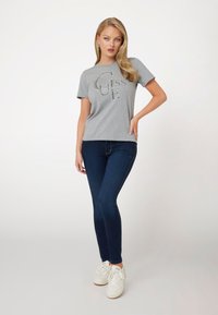Guess STUDDED - T-shirt con stampa - grau