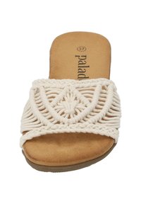Beige macramé slidesandalen met een geweven bandontwerp. Zachte nepleer voetbed en een platte rubberen zool voor comfort.