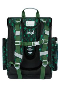 Zielono-czarny plecak w wzory, z regulowanymi paskami, siateczkowym wykończeniem i ergonomicznym kształtem. Wyróżniające się elementy to klipsy i zamki błyskawiczne.