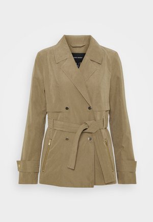 Beige zweireihige Jacke mit tailliertem Gürtel, goldfarbenen Metallakzenten, Reverskragen und Reißverschlusstaschen an den Seiten.