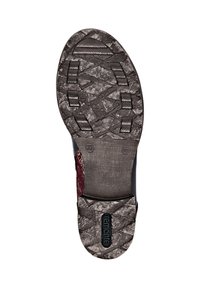 Suola di scarpa nera in gomma testurizzata, dotata di un battistrada a motivo per una migliore aderenza. Taglia esposta 37, contrassegnata con il logo del marchio.
