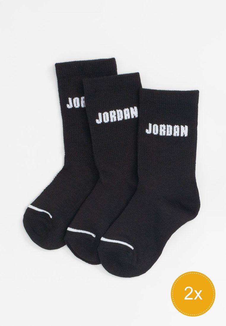 Calze nere in cotone, design a coste, con la scritta "JORDAN" in caratteri bianchi. Confezione da tre con dettagli bianchi.
