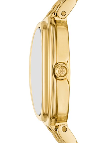 Vue latérale d'une montre connectée couleur or avec des bords arrondis, une couronne digitale comportant un emblème en forme de croix, et un bracelet à maillons métalliques attaché.