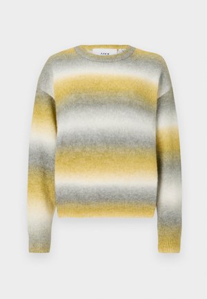 Kootud sviiter, millel on horisontaalne triipkiri kollases, hallis ja valges. Ümmargune kaelus, soonikuga varrukad ja pehme, tekstuuriga kangas.