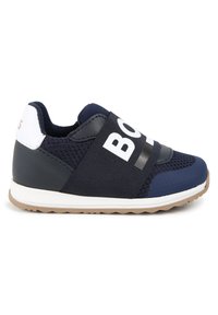 Scarpa sportiva blu navy con tomaia in rete, fascia elastica con testo bianco e suola in gomma con fondo beige a contrasto.