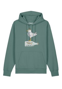 Türkiser Hoodie mit einem grafischen Motiv eines Möwe in einem gestreiften Hemd, die auf einer Glasflasche mit einem Papierboot darin steht.