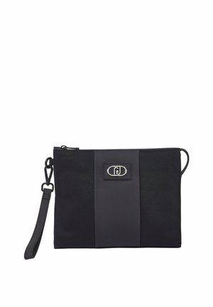 Clutch rettangolare nera con cinturino da polso, pannello verticale centrale in pelle e chiusura frontale a doppio anello argentato.