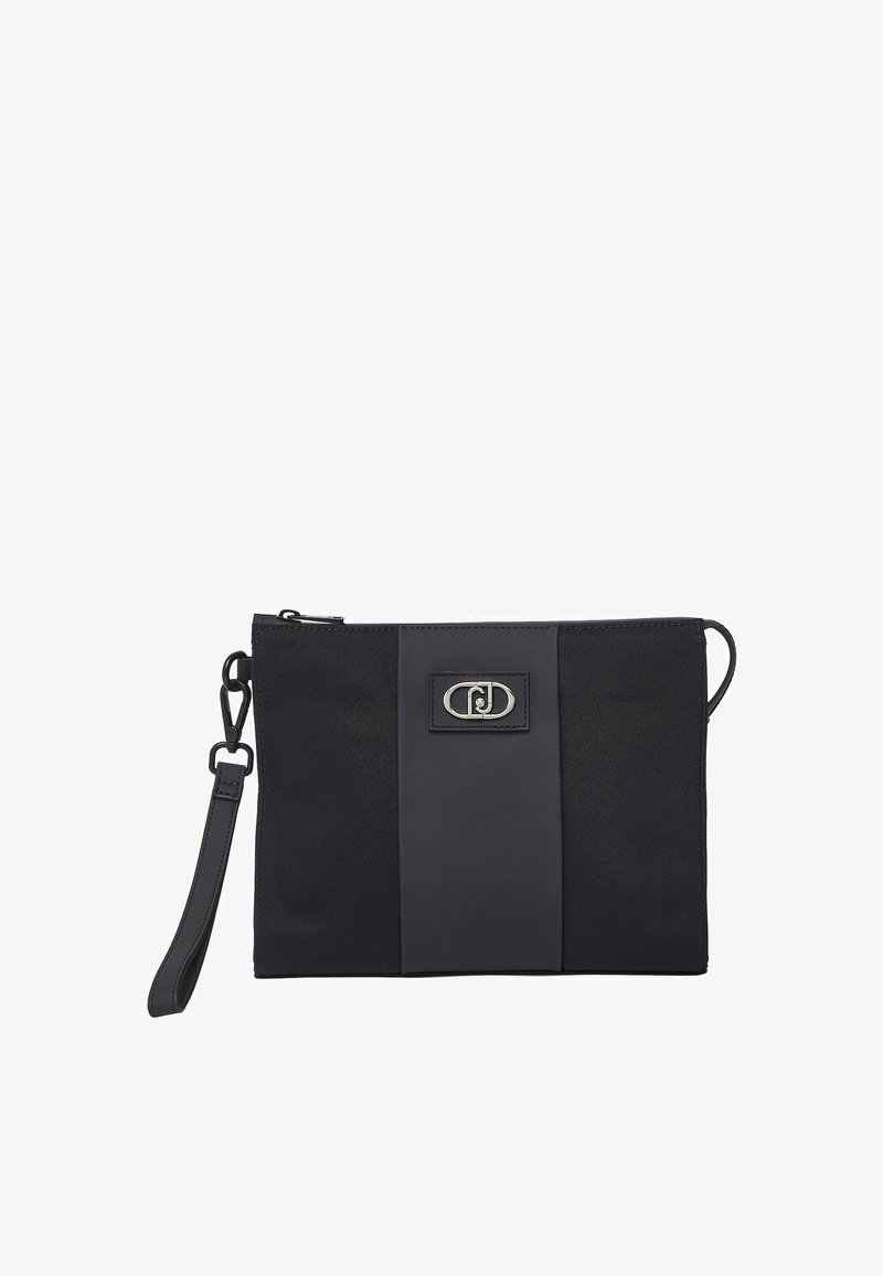 Pochette noire rectangulaire avec une bride pour poignet, un panneau en cuir vertical central et un fermoir double anneau argenté sur le devant.