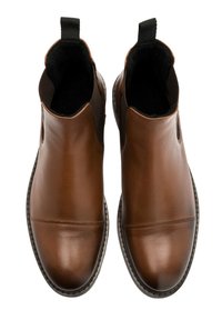 Brązowe skórzane botki za kostkę z elastycznymi bocznymi panelami, okrągłym noskiem i pętelką. Posiadają gładką teksturę i przeszycia wokół podeszwy.
