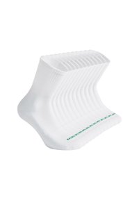 Calzino bianco in cotone fino alla caviglia con texture a coste e scritte verdi lungo il fondo. Presenta una punta arrotondata e un polsino elastico.