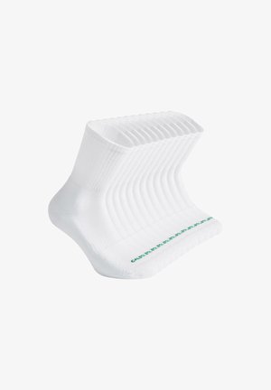 Calcetín blanco de algodón hasta el tobillo con textura acanalada y letras verdes en la parte inferior. Presenta un diseño de punta redondeada y un puño elástico.