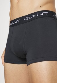 Boxeri din bumbac negru, dotati cu un elastic cu brand. Designul este ajustat, având o textură netedă și detalii de cusătură minime.