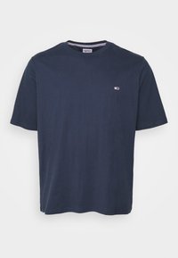 Tmavě modré tričko s krátkým rukávem a kulatým výstřihem, s malým logem Tommy Hilfiger na levé části hrudi a pruhovaným detailem na vnitřním límci.