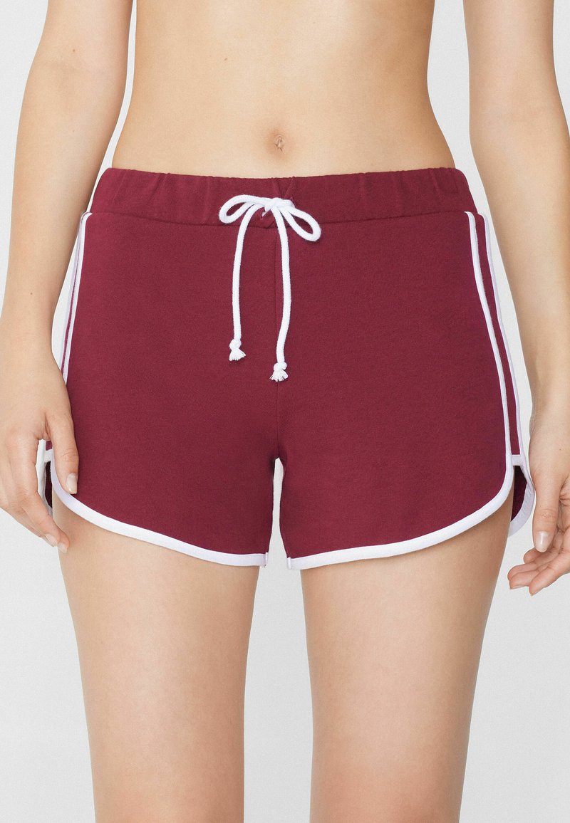 Shorts de sport bordeaux avec cordon blanc et bordure blanche. Tissu doux, poches latérales et ourlet incurvé pour plus de mobilité.