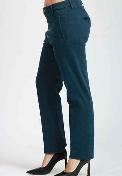 Pantaloni teal con una vestibilità sartoriale, caratterizzati da un vita alta, bottoni frontali, tasche laterali e una trama liscia e tessuta. Abbinati a tacchi neri.