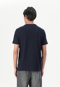 Tommy Hilfiger LINEAR FLAG GRAPHIC TEE UNISEX - T-shirts print - desert sky