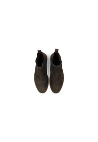 Botas de tobillo de ante marrón oscuro con una textura suave, paneles laterales elásticos y tiradores. Presenta una suela de color marrón claro en contraste.
