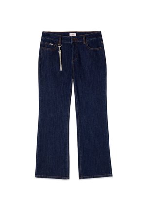 Jean en denim bleu foncé avec jambes droites, bouton et fermeture éclair à l’avant, cinq poches et un porte-clés en corde blanche nouée sur la boucle de ceinture droite.