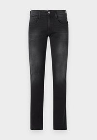 Jeans de mezclilla negros con un diseño de pierna recta, que cuentan con cremallera, trabillas para cinturón y bolsillos delanteros y traseros; textura suave y ligeramente envejecida.